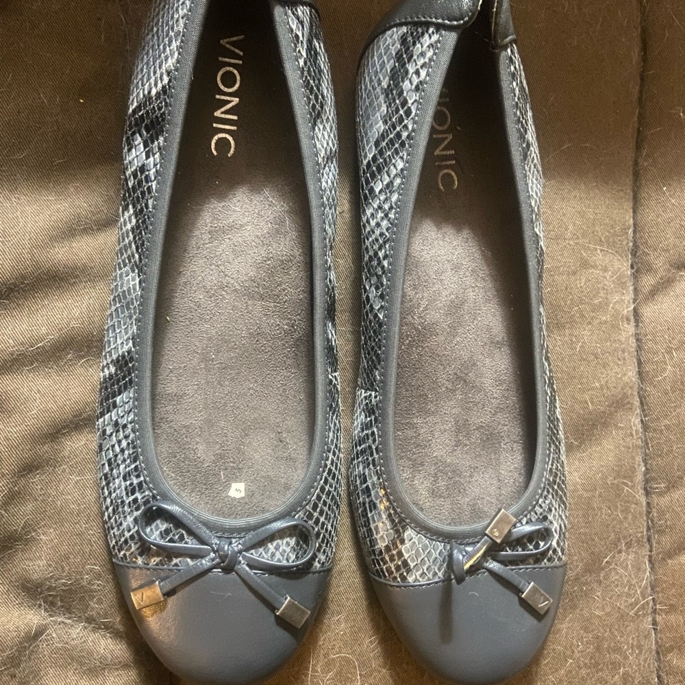 Vionic snakeskin grey flat